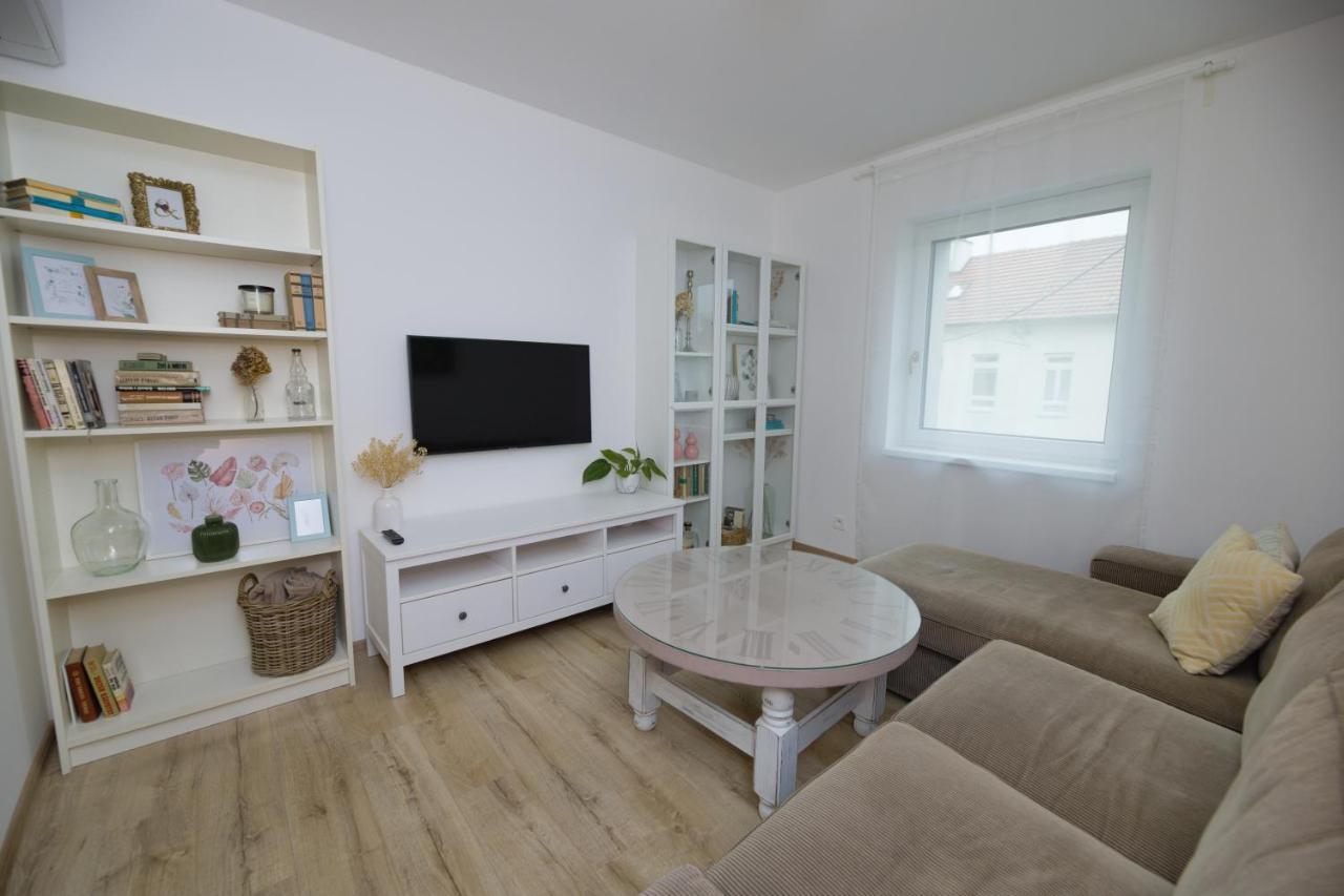 Central Apartment - Folk District Братислава Экстерьер фото